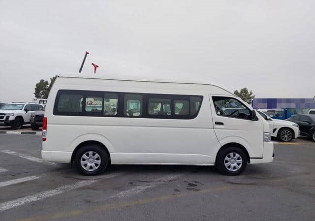 2016 Toyota Hiace Commute — صورة 2