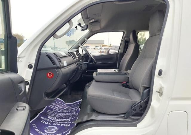 2016 Toyota Hiace Commute — صورة 5