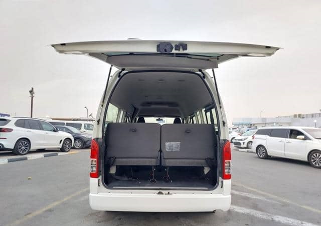2016 Toyota Hiace Commute — صورة 4